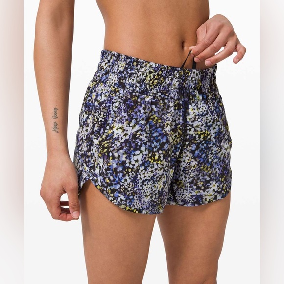 NWOT Lululemon Tracker Short V *4" Floral Metropolis Multi Women’s Size 4 - Picture 5 of 9